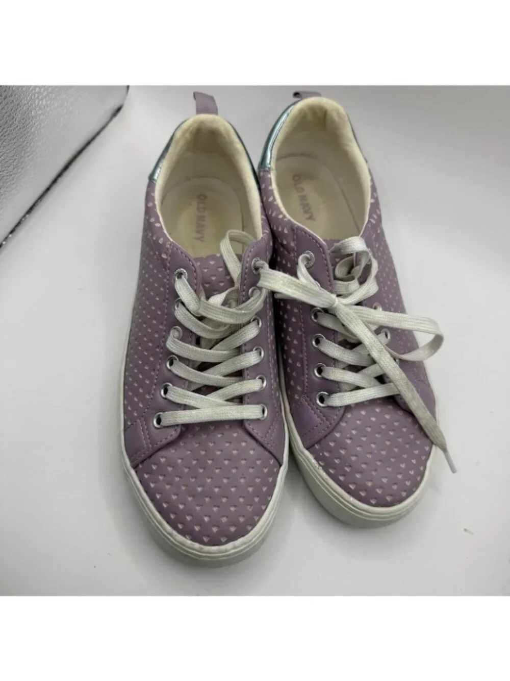 Old Navy Girls Shoes Sz 5 Perforated Lace Up Sneakers Purple Lilac Hearts Tennis